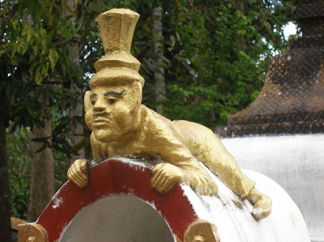 【ルンパパアんで出会ったゆるキャラ神様】<br />２位；ワット　シェーントンの南出口の近くの祠の上で踏ん張っている像