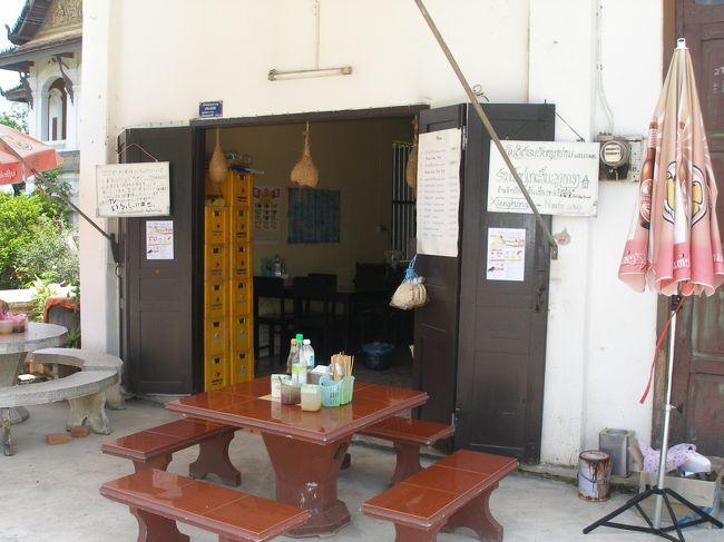 〜レストラン編〜<br />ルアンパパンではいろいろなものが食べれます。餅米のご飯に合うおかずだったり麺類だったりと日本人にあうものが多いです。特に何度か通ったお店を中心に並べてみました。<br />【レストラン１位】<br />《島田紳介が来たと言うカオピャック屋さん》<br />2009年にルアンパパンを訪れた時，サッカリン通りにあっさりした麺のお店があったのを思い出し付いたその日に探してみたのだが見つからずあきらめていた。旅行会社ハッピースマイルに行った時においしいメン屋さんを聞いたら島田紳介が来たメン屋さんがあっておいしいと教えてくれた。場所は思っていたよりも奥でワット　シェーントンの南口のある通り（レストラン　トゥムトゥム　チェンのある通り）がサッカリン通りに交わる所にあります。入り口に日本語の書いた紙も貼ってあるので行けばすぐわかります。<br />