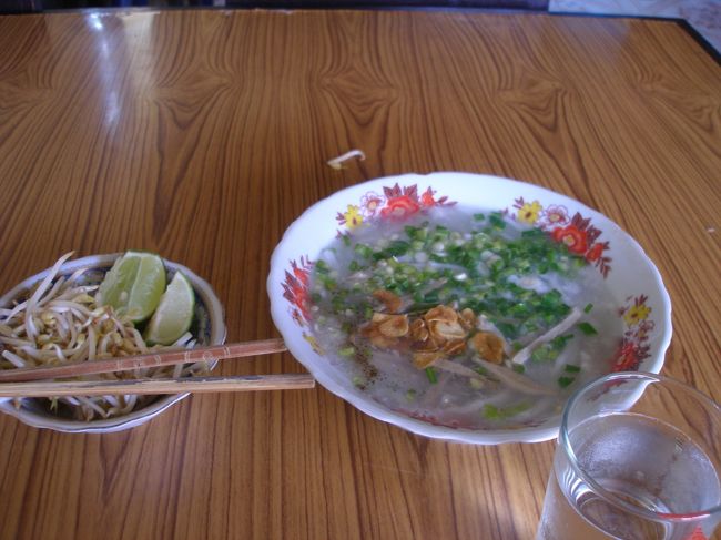 【レストラン１位】<br />《島田紳介が来たと言うカオピャック屋さん》<br />生のもやしと小さいレモン？がついてくる。個人的には最初はレモンなしで食べて途中からレモンを加えると２つの味が楽しめます。レモンを入れるとパクチーのないフォーみたいです。レモンはしぼりすぎるとかなり酸っぱくなりますので味見しながら入れた方がいいです。店のことを聞いた日，別のお店で一緒になった日本人の人がやはりこの店に通い続けたみたいで，この店で島田紳介の引退を聞いたと教えてくれびっくりしました。。<br />