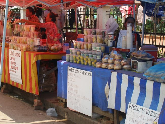 【レストラン？５位】<br />《屋台のフルーツシェーク屋さん》<br />モン族の市場と言われる交差点と国立博物館の間にたくさんのフルーツシェークのお店が出ている。あまりに多くて、ついシェークが飲みたくなってしまう。ただ，最初①屋台で②氷入りで③皮をむいた生フルーツで作ったシェークなんてアジアでおなかを壊す理由と考えられていたものが３つもそろっていて，手を出さないようにしようと決めていた。