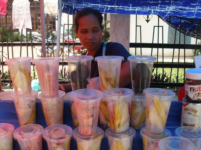 【レストラン？５位】<br />《屋台のフルーツシェーク屋さん》<br />何故か、切った果物がコップに入れられ蓋がしてある。これを使ってシェークを作るのだが、これって何らかの清潔さのアピールなのだろうか…。そんな疑問のあったので旅行会社ハッピースマイルの人に聞いてみた所、「荒れ野んでおなかを壊した話は聞いたことがないから、飲んでも大丈夫だと思う。自分の母親も日本から来てよく飲んでた。」と言う話だったので、思い切って飲んでみた。おなかは全く問題なく、以後何度か飲むことになった。とにかくおいしい。