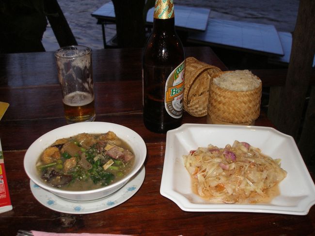 【レストラン３位】<br />《ブーンナスック　レストラン》<br />オラームとソムタムトビアラオで日が沈むのをぼーっとながめる。