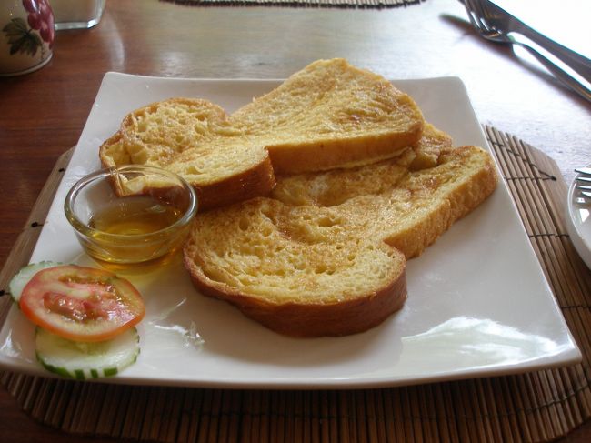 【レストラン４位】<br />《ル　バントン》<br />ふと目についたフレンチトーストを注文。子供の時に食べたフレンチトーストにどこか似ていてうれしかった。実はフレンチトーストをトウキョウで何度か食べているが子供のときの味と何かが違っていて、探し求めている所でした。