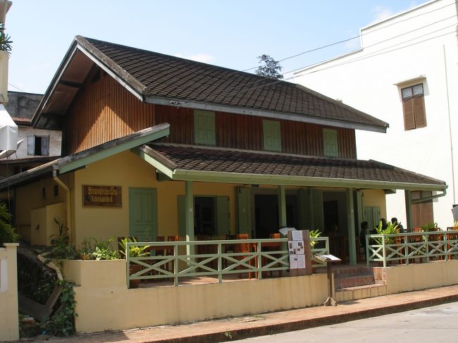 【レストラン２位】<br />《タマリンド　カフェ》<br />2009年訪れた時、帰り近い頃に見つけ、気に入りかけていたお店だったので，今回も到着したヒから探したのだが，実は場所が移転していてみつからなかった。ナムカーン川に面したアプサラホテルレストランの隣に移っていた。