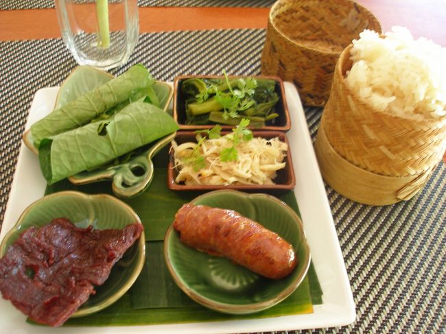 【レストラン２位】<br />《タマリンド　カフェ》<br />ラオス料理が少しずつ乗ったディッピングブラッダー