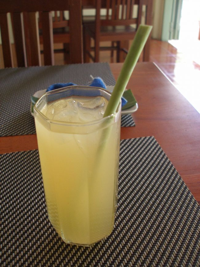 【レストラン２位】<br />《タマリンド　カフェ》<br />レモングラスにライムやジンジャーの入ったジュースはそれぞれ独特の不有無がありおいしかった。