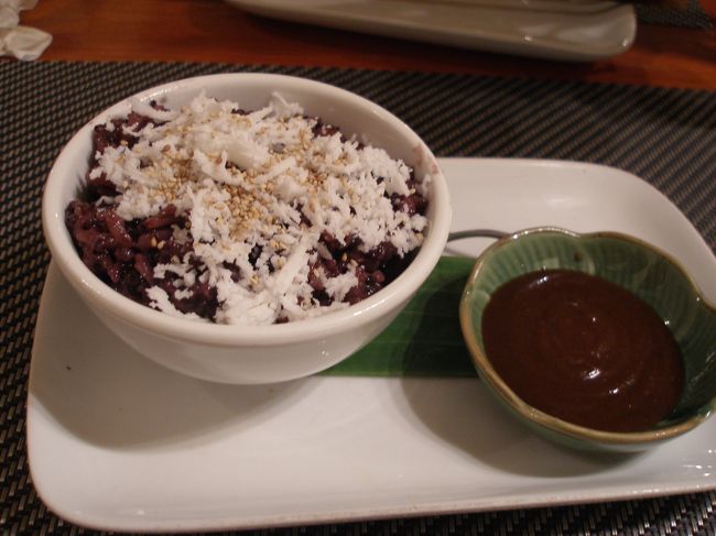 【レストラン２位】<br />《タマリンド　カフェ》<br />もち米のデザートはボリュームがありデザートと言うには…。