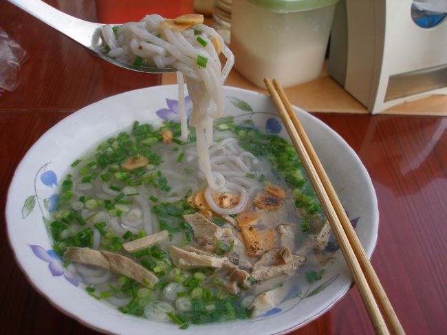 【レストラン１位】<br />《島田紳介が来たと言うカオピャック屋さん》<br />カオピャックは米で作ったメンを鳥のだしでとろとろに煮込んだものであっさりしていておいしい。結局，４回訪問しました。