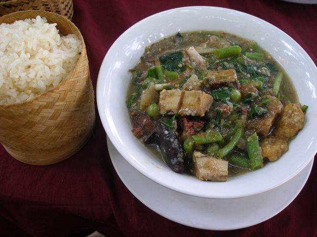 【レストラン３位】<br />《ブーンナスック　レストラン》<br />ここのオ　ラーム（肉と野菜の煮込み）が特にすきです。魚かなんかのあげたものが入っていてそれが良いアクセントになっている。