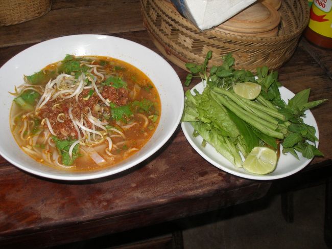 【レストラン１０位】<br />《ナーンベー　サブロー》<br />カオソイ