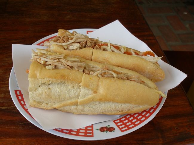 【レストラン９位】<br />《タラート　ダーラのある交差点対面のあるバケット　サンドウィッチ屋さん》<br />カオチー　サイクアン（ベトナムのバインミー）