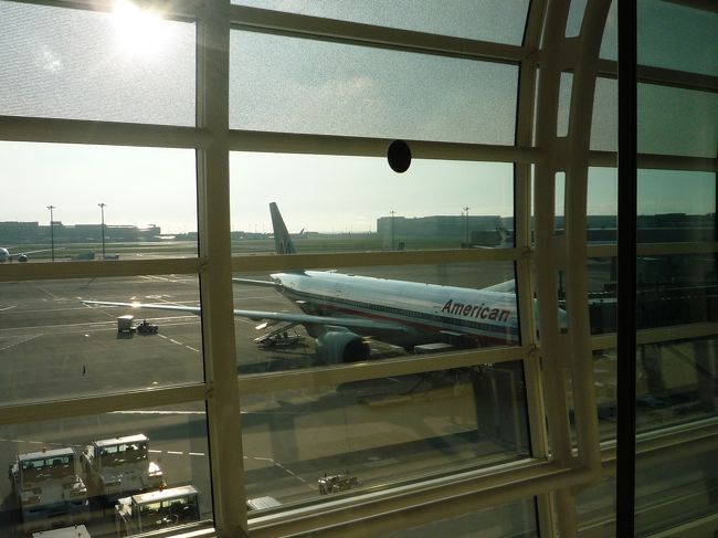 ☆１ｓｔ Ｄａｙ☆<br /><br />今回はＡＡ１３４便で出発！<br />羽田０６：４０発って超早い・・・<br />３時起きで羽田に向かいます。。<br /><br />初のＡＡ便搭乗とあって、わくわく！<br />昔からこのシルバーの機体になんだかそそられてて（笑）