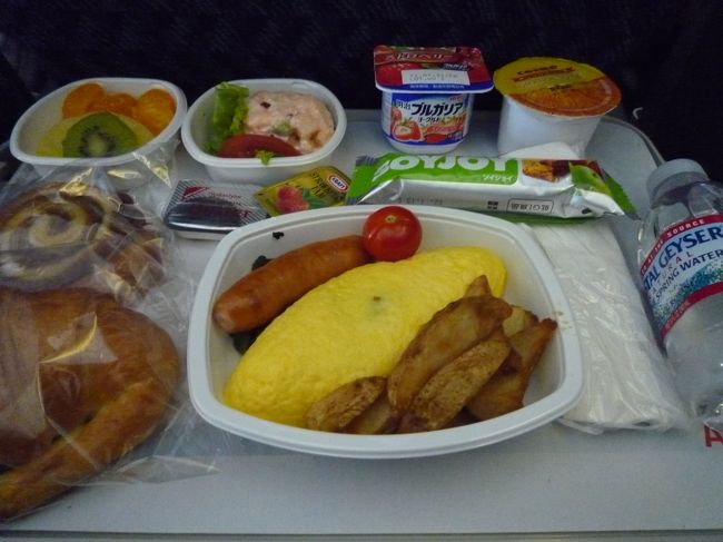 小１時間程で朝食！<br /><br />オムレツをチョイス。<br />温かくってなかなかな感じ。<br />デニッシュとクロワッサンにＳＯＹＪＯＹ！？