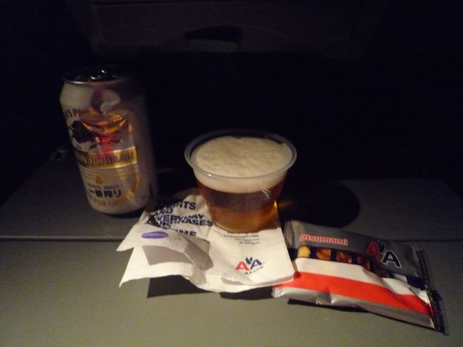 今までアルコールが有料な飛行機に乗ったことの無い私。<br />と言うか、避けてきた私。。<br />今回は激安チケットだから、仕方なし。<br /><br />ビール１缶ＵＳ＄７って。。<br />円高だからって思ってもやっぱ高い！！