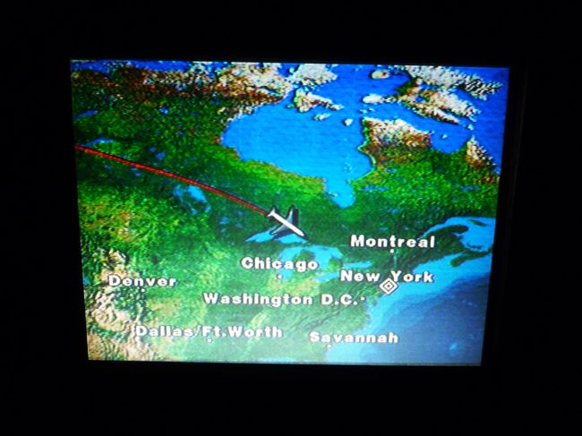 映画も日本語字幕が少ないし、お酒は有料だし・・・<br />どーすりゃいいの！？って思ってたけど、なかなか過ごせるもんだね。<br />軽めの機内食を２回こなして、寝て、ｉｐｏｄ聞いてたら、ＮＹはもう直ぐそこ！！<br />テンション上がる↑↑