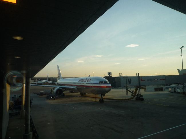 途中めっちゃ揺れたけど、０６：３０無事に到着！！！<br />久しぶりのメインランド＆初ＮＹ！<br /><br />長距離フライトおつかれさま〜！<br />ちょっぴり朝焼けに照らされるＡＡ機。