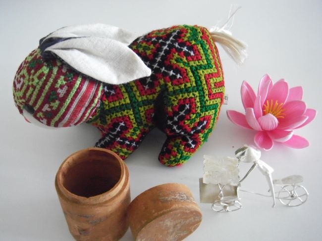 ハノイで買ったお土産たちです。<br /><br />シクロの置物は1ドル。<br /><br />サパのウサギのぬいぐるみは8ドル。<br /><br />シナモンの香りのする容器は2ドル。<br /><br />物価が安いので何を買ってもビックリするほどの値段。<br /><br />その都度日本円に換算して買うのですが<br /><br />ひとケタ間違えそうになることも…<br /><br />ドンにしてもドルにしても、買い物の時には<br /><br />注意が必要です。