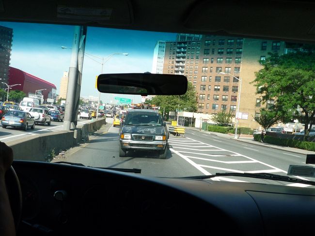 早朝なのにイミグレで１時間って・・・<br />ＪＦＫ時間かかり過ぎ。<br />もし、乗継だったら超冷や冷やもんだろうな。<br />乗継時は気をつけよっと！<br /><br />空港→マンハッタンまではノープランだったら我ら。<br />一先ず、ＳｕｐｅｒＳｈｕｔｔｌｅで向かうことに。<br />１人ＵＳ＄２３。<br />Ｗｅｂから予約すればＵＳ＄１９だったのにな。<br />ターミナル内をぐるぐると２周ばかりして、やっとマンハッタンへ。<br /><br />いきなりの渋滞＆レッカー車！？？