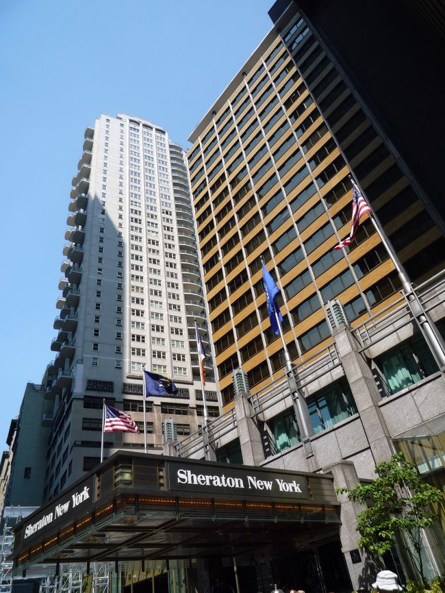 やっと、ホテルに到着！<br />今回は『Ｓｈｅｒａｔｏｎ　ＮＹ Ｈｏｔｅｌ＆Ｔｏｗｅｒｓ』に宿泊！<br /><br />アパートメントホテルとか色々と探してみたけど、なかなか良い物件に出会えず・・・<br />おまけに、仕事も忙しくって探せず・・・<br />口コミがあんまり良くなかったから、覚悟しつつも立地の良いここをチョイス。