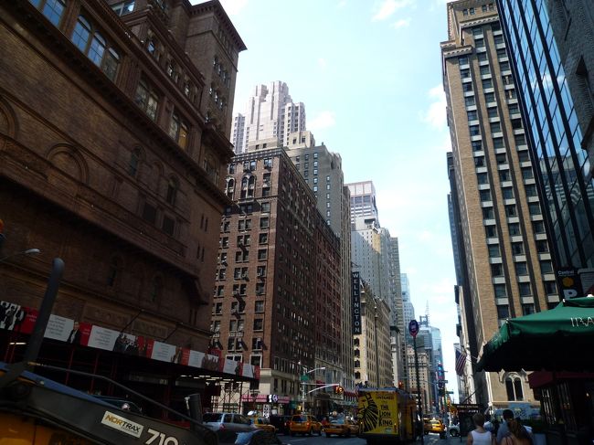 プレチェックインを済ませ、荷物を預けて、観光スタート♪<br /><br />映画やドラマで舞台になってることが多いから、何だか初めてな気がしない風景だけど、活気はその場に立たないと感じられないよね。<br /><br />