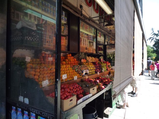 街角のフルーツ屋さんも絵になるなー。