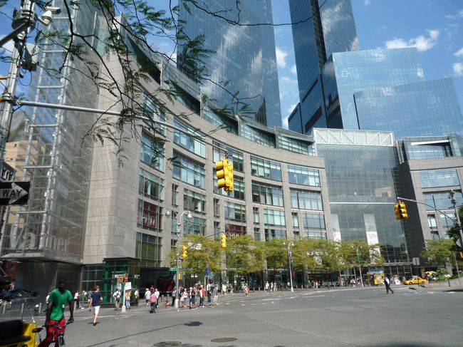 最初のミッションは“セントラルパークでピクニック”！<br /><br />ピクニックの主役を調達しにコロンバス・サークル前タイムワーナーセンター内のホールフーズ・マーケットへ。<br />