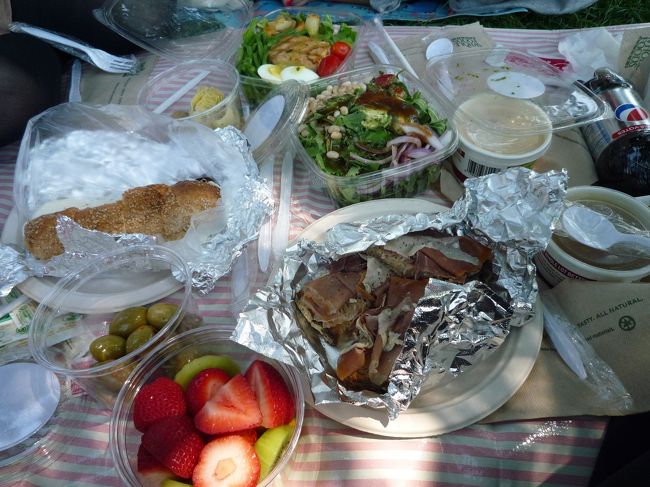 木陰に陣地を取って、早速主役達を並べて。<br />いっただっきまーす♪<br />お外で食べると一段とおいしいネ！<br />ここに泡物があったらもっとおいしいね（笑）<br />でも、公共の場所だから、アルコールは我慢。。<br />