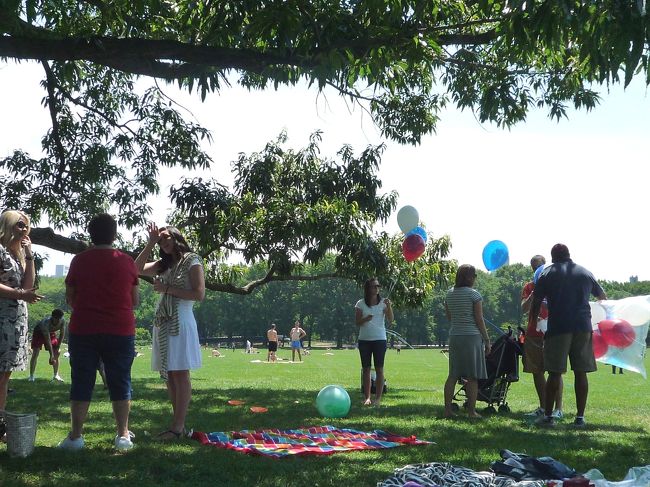 私達の前に陣取ったグループ。<br />どんどん仲間が増えてきて、最終的には３０人ほどに。<br />多っ！<br />それにしても、子供がかわいすぎ！！