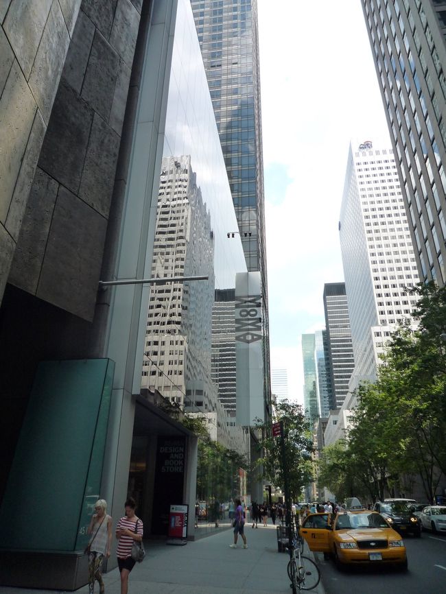 少し休憩してから、ＭＯＭＡへ。<br /><br />今回は、要所要所で並ぶ事を懸念して“シティパス”を利用。<br />ＮＹの観光名所の入場パスがお安くなってらしい。<br />Ｗｅｂから購入でＵＳ＄７０！