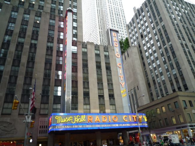 ディナーへＧｏ！！<br /><br />途中にＲＡＤＩＯ ＣＩＴＹ発見。