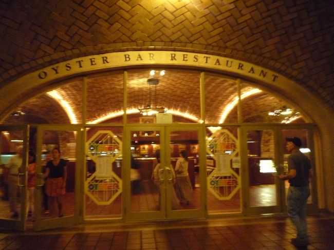 今夜のディナーは『Ｇｒａｎｄ Ｃｅｎｔｒａｌ Ｏｙｓｔｅｒ Ｂａｒ』！<br /><br />品川店は何度も行ったことあるケド、本店はお初！<br />ずっと行ってみたかったんだぁ！