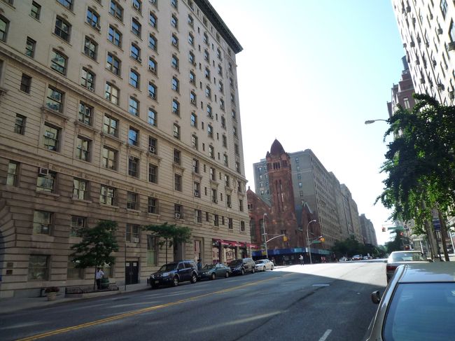 アッパーウエストの街並み。<br />ここは、セントラルパーク横の閑静な住宅街。<br />さわやかな風が通り抜けていきます。。<br />二日酔いでなければ、もっと清々しいだろうに・・・