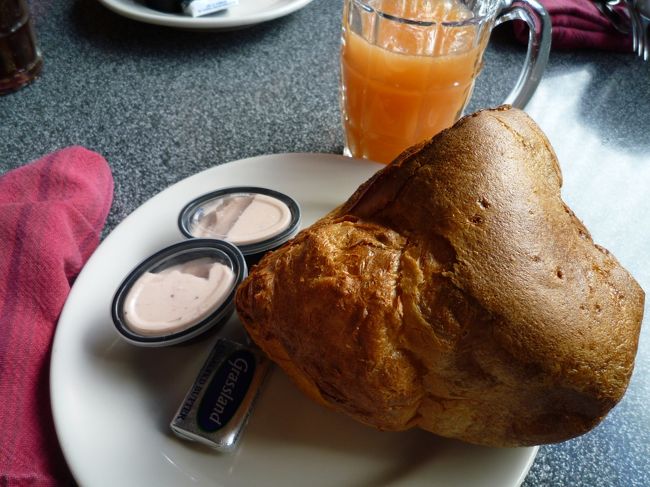 ポップオーバー＆生絞りグレープフルーツジュース。<br /><br />ポップオーバーとは、シュー生地のように外がパリッ、中が空洞のパン。固焼きシュークリームの皮。<br /><br />このピンク色のストロベリーバターが超いーの！！<br />二日酔いでもウマッ！<br /><br />私の復活方②グレープフルーツジュースがぶ飲み。<br />とにかく、柑橘系の飲み物をがぶ飲み。<br />段々と和らいできたかな・・