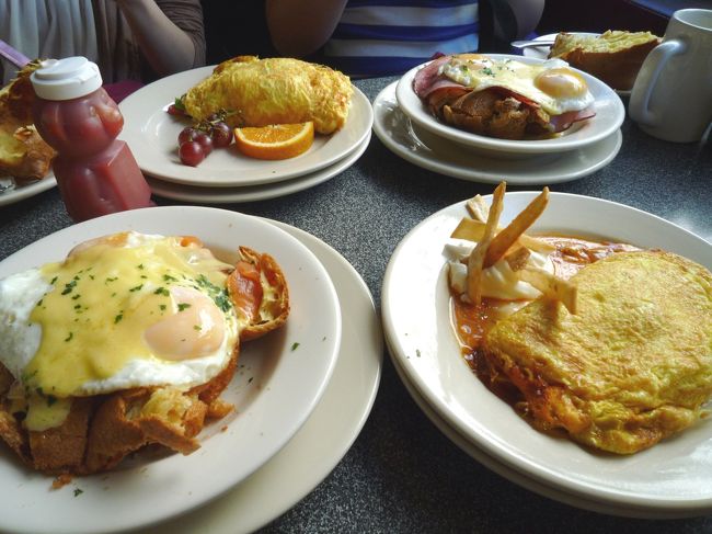 ハム＆サーモンのエッグベネディクトとオムレツ２種。<br /><br />普通のエッグベネディクトはイングリッシュマフィンだけど、ここのお店はもちろんポップオーバー！<br />めちゃめちゃ美味しくって、大満足♪