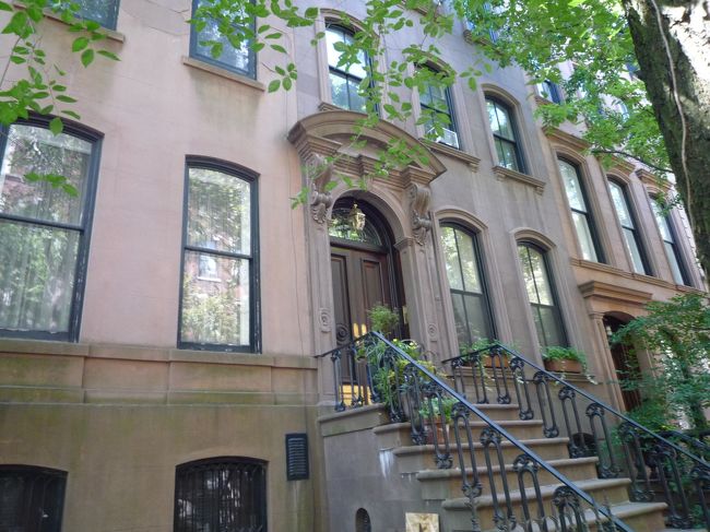 目的は『キャリーのお家』！<br />高級住宅街の一角にあって、撮影に使ってたとは思えないほど、普通のお家。<br /><br />来れて感動〜☆<br /><br />写真を撮ってる最中、パトカーが近づいてきて・・・<br />怒られるのかな？って思っていたら、、<br /><br />Ｐ：“この家何？”<br />我ら：“キャリーのお家だよ”<br />Ｐ：“キャリー！？”<br />我ら：“ＳＡＴＣ！”<br />Ｐ：“へ〜、そーなんだー！知らなかった！”<br /><br />ってな会話がありましたとさ。<br />意外と地元の人達は知らないのかもね。