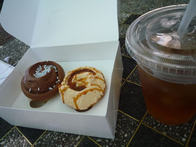 かなりの甘さの為、我ら４人で２個食べるのがやっと・・<br /><br />ちょっぴり休憩して、ユニオンスクエア方面へお買物しながらプラプラ〜