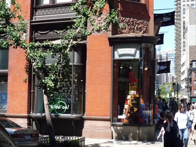 『Ｆｉｓｈｓ Ｅｄｄｙ』<br /><br />おしゃれなＮＹモチーフの食器が所狭しと並んたよ。