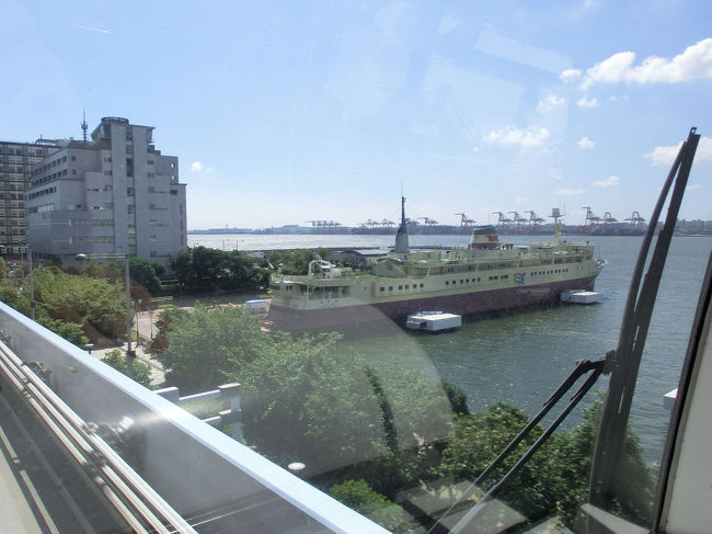 船の科学館駅到着直前です。<br />羊蹄丸。