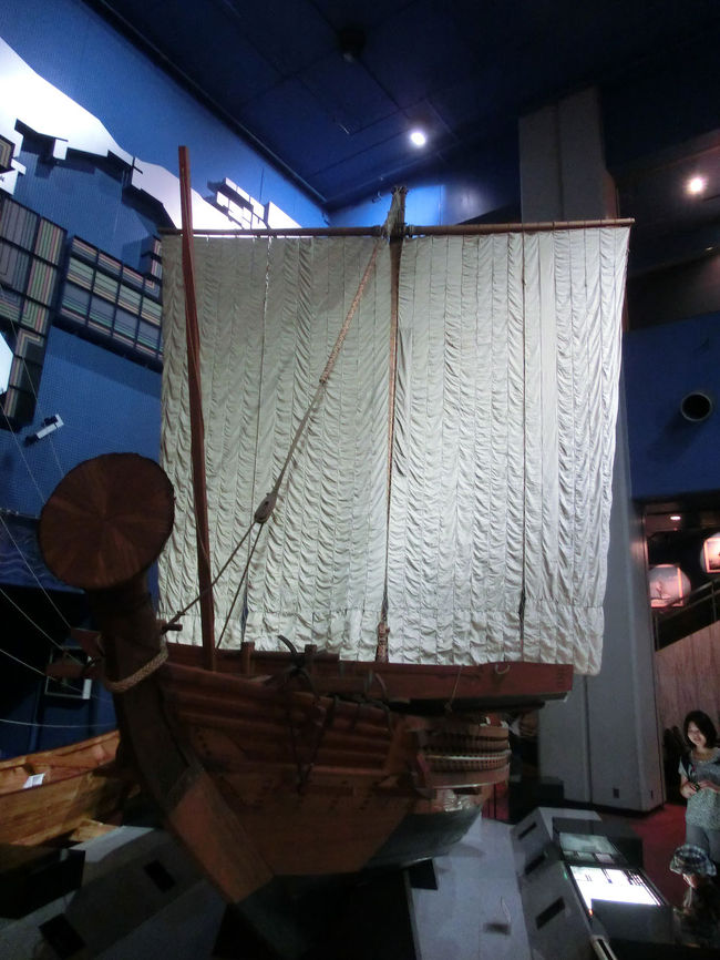 早速入館。<br />入ってすぐ目の前に展示されている弁財船
