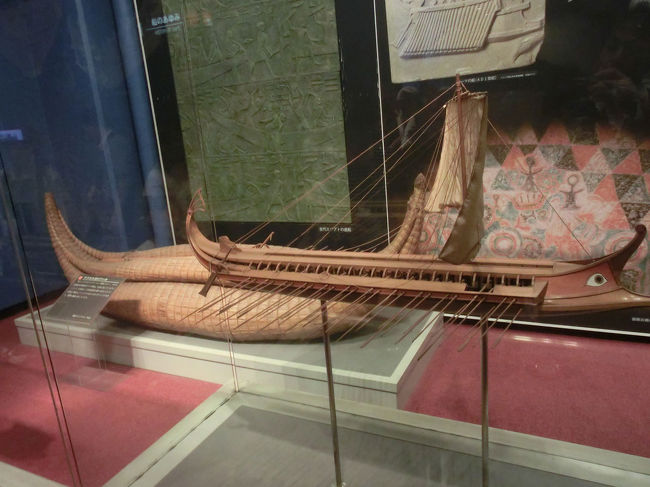 1階は船の歴史に関しての展示です。<br />奥にあるのはチチカカ湖のアシ船です。