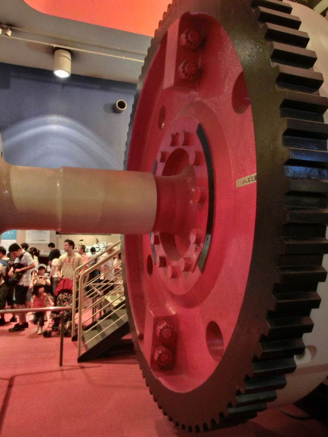 フライホイール(はずみ車)も巨大です。