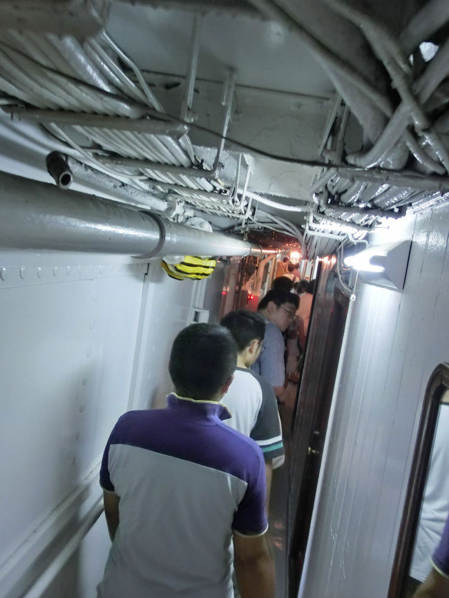 船内の見学は一方通行で決まったルートを歩きます。<br />通路の幅はとてもせまく、追い越しもできません。<br />また天井も低く、2度ほど頭をぶつけてしまいました。<br />