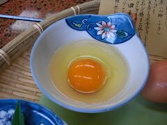 【朝 食】

・神楽宿地鶏卵


黄身の色が鮮やかな黄色。
ふだん食べている卵と全然違います。
