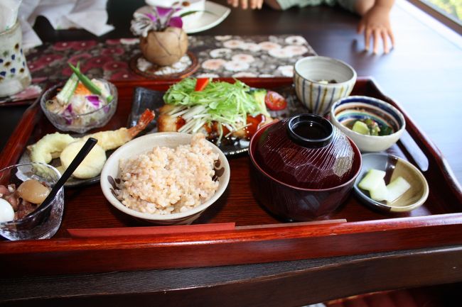 ランチは1300円〜1500円ほど。<br />ボリューミーな健康食と言った感じ。<br />おいしいおいしい。コドモに取り分けしてもお腹いっぱいです。<br />