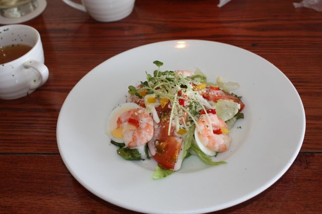 1000円のランチを注文しました。<br />サラダと鶏肉のグリル、スープとパン、ドリンクと盛りだくさんです。<br />前菜のサラダでこのボリューム。ドリンクもLサイズでした。<br /><br />月曜で平日メニューなのかもしれませんが、お奨めです。