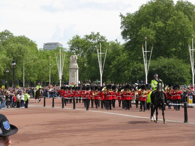 ロンドン到着後、地下鉄でホテルへ向かいました。道路が左側通行ですのであまり違和感なく待ち歩き出来ました。<br />翌日朝、赤いバスに乗ってバッキンガムまでいきました。