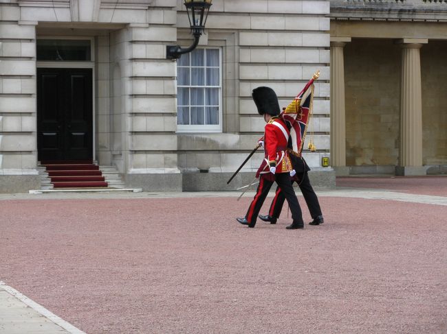という事ではじめは最前列を取ってたのに油断した隙に後ろの方へ、肝心な所はうまく見えずに写真も撮れず．．．。それにしても欧米人のでかさを痛感したときでした。他のアジア系観光客も前が見えていませんでした。