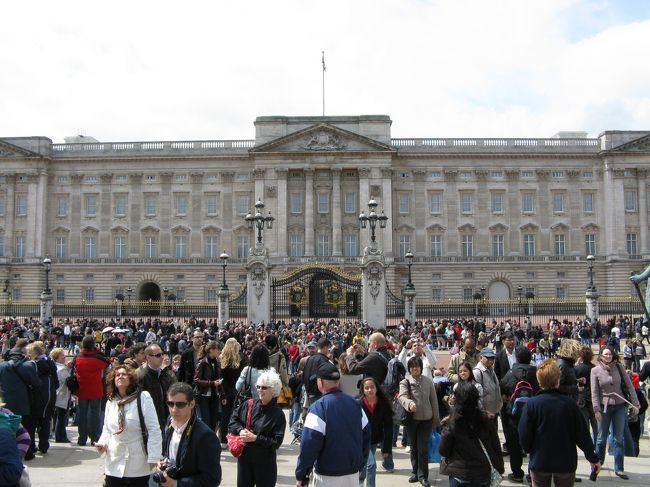 交替式が終わると宮殿をバックにみな記念撮影してました。