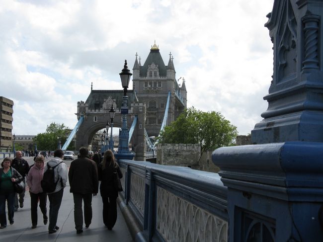 タワーブリッジに向かいます。