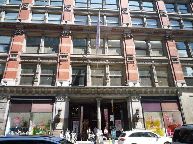 お次は、斜め向かいのインテリアショップ。<br /><br />『ＡＢＣ ＣＡＲＰＥＴ Ａ ＨＯＭＥ』<br /><br />某弾丸旅番組で紹介してたお店。<br />ハイセンスなインテリア達がたっくさん。